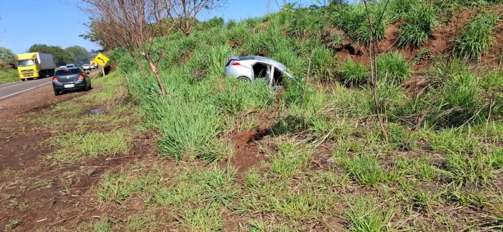 Saída de pista na PR-323 deixa cinco pessoas feridas em Cruzeiro do Oeste
