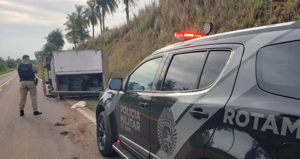 Caminhão com carga de cigarros contrabandeados tomba entre Umuarama e Mariluz