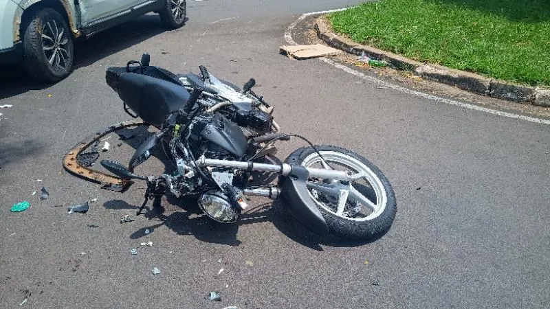 Motociclista fica ferido em colisão lateral na Avenida Londrina, em Umuarama