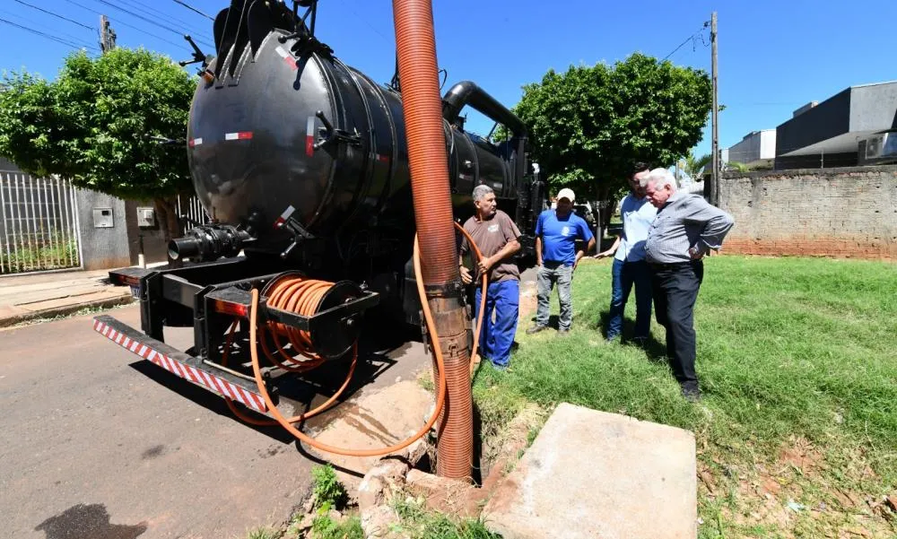 Prefeitura de Umuarama intensifica limpeza de bueiros para prevenir alagamentos