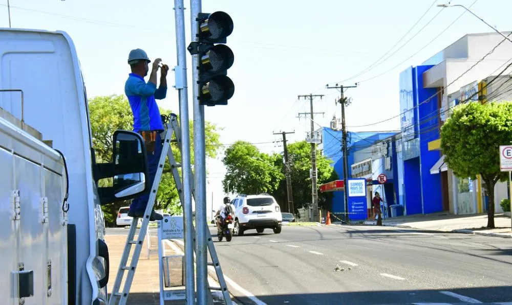 Novo semáforo facilita travessia de pedestres na Miguel Rossafa