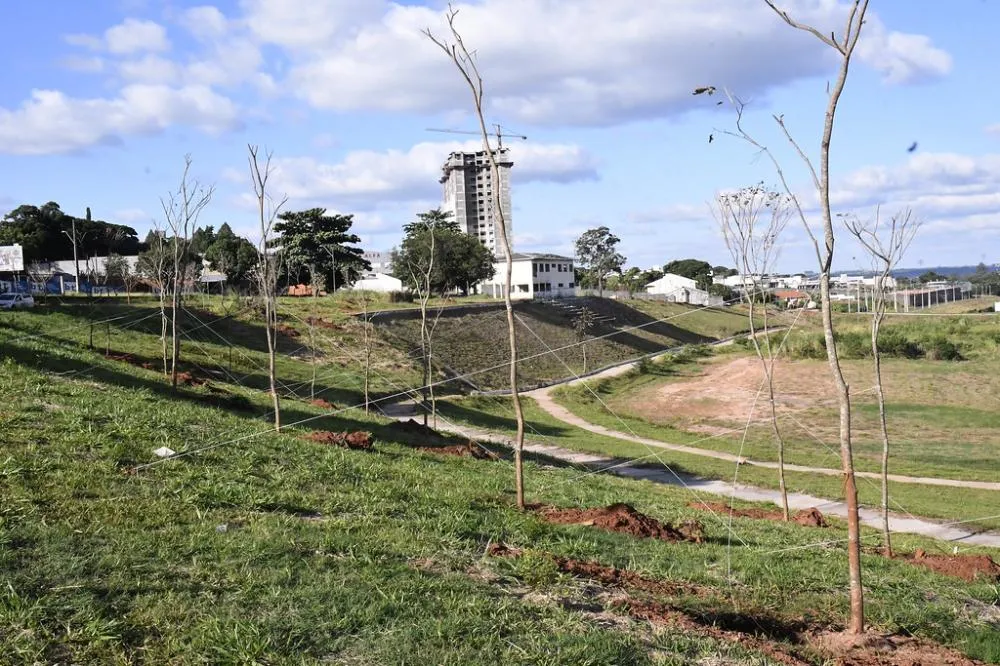 Obra de pavilhão de eventos pode dar lugar a escola municipal em Umuarama