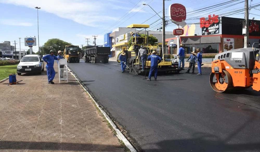 Secretaria de Obras finaliza recapeamento na Praça Miguel Rossafa