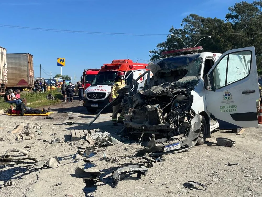 Protesto cobra melhorias no trevo da PR-323 após série de acidentes fatais em Umuarama
