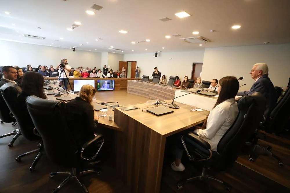 Alep promove debate sobre políticas públicas e desafios pela causa animal no Paraná