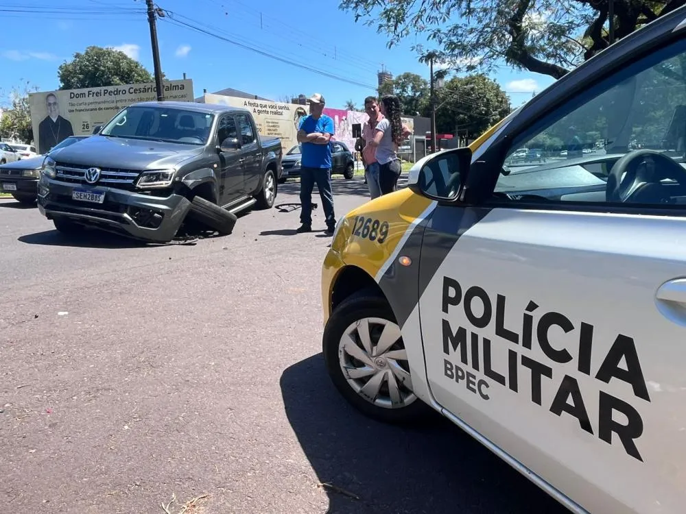 Colisão no centro de Umuarama deixa gestante sob observação após impacto entre Amarok e Corolla Cross