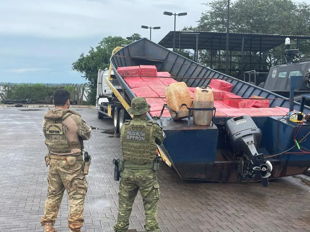 Polícia Federal e BPFRON apreendem embarcação com 400 caixas de cigarros no Lago de Itaipu
