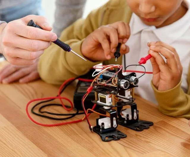 TCE-PR suspende licitação de R$ 110 milhões do Ciedepar para compra de kits de robótica educacional