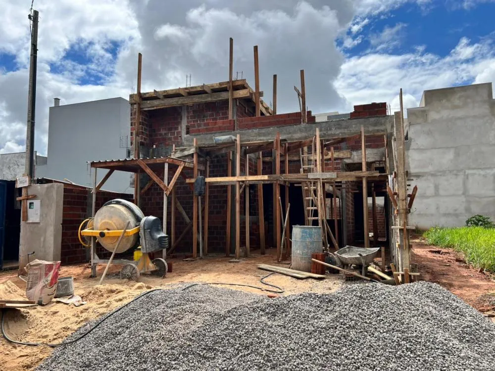 Operário cai de uma altura de quase três metros e é socorrido com suspeita de lesão na coluna