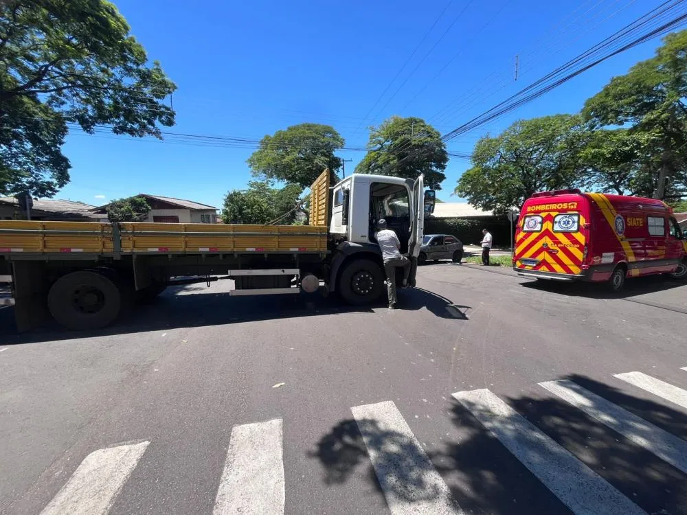 Rapaz de 20 anos fica ferido em colisão no cruzamento da avenida Atlântica com a rua Santa Helena