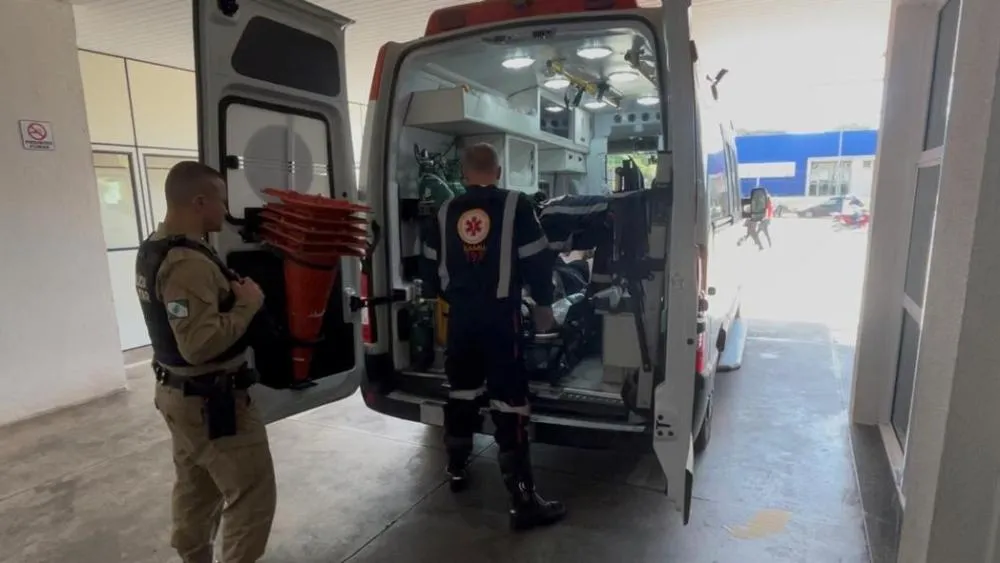 Mulher seminua e armada com faca causa tumulto na avenida Presidente Castelo Branco 