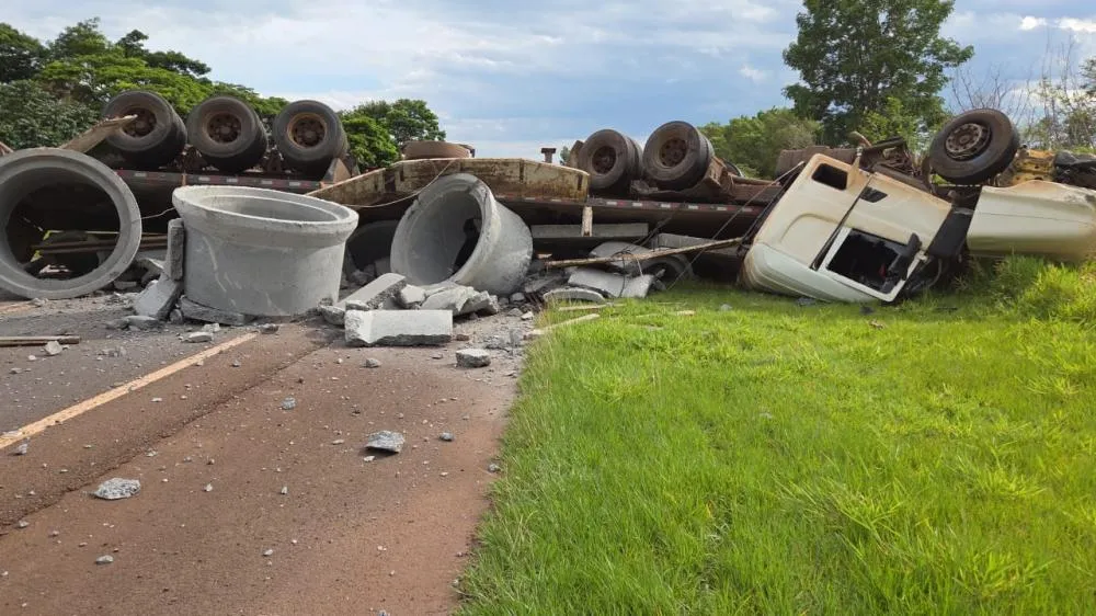 Colisão múltipla entre caminhão, S10 e Strada deixa três feridos em Cafezal do Sul
