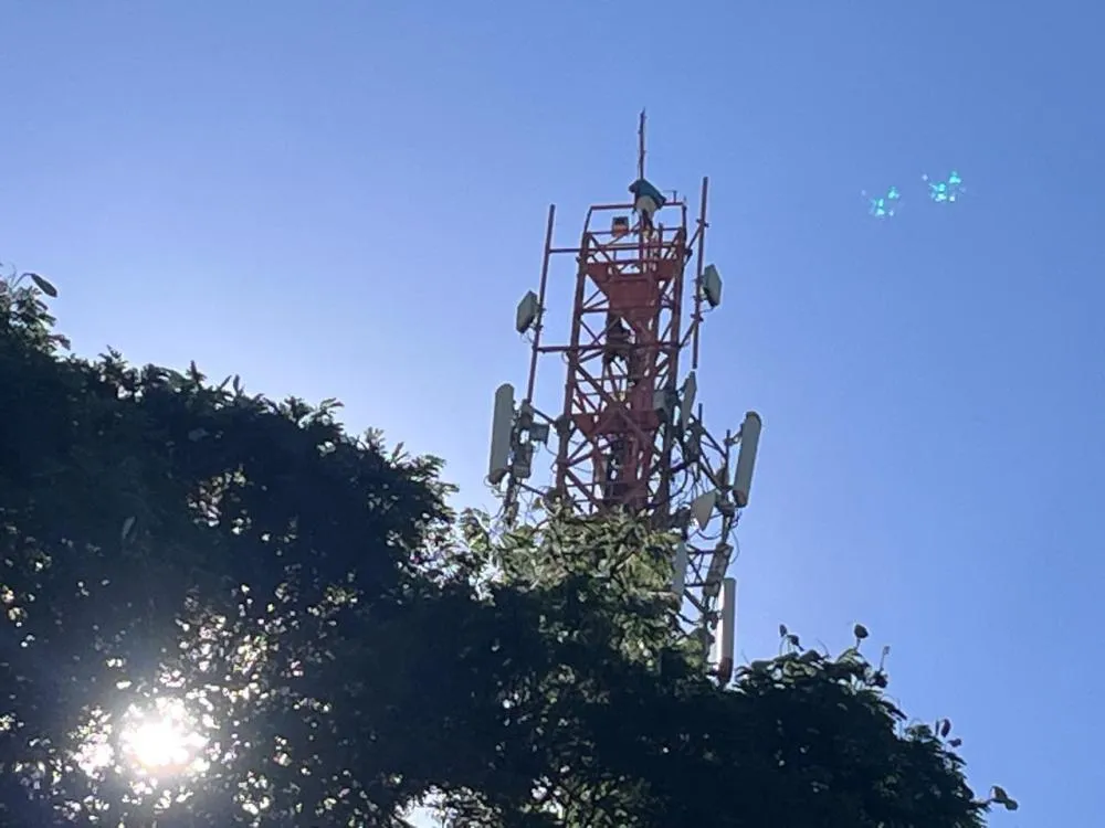 Homem em surto sobe em torre e mobiliza operação do Corpo de Bombeiros e PM em Umuarama