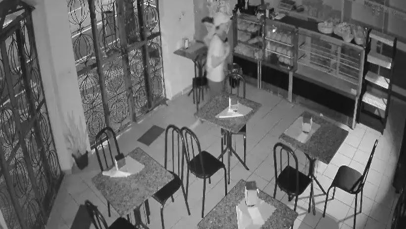 Vídeo mostra ‘gatuno’ invadindo lanchonete na madrugada, no centro de Umuarama