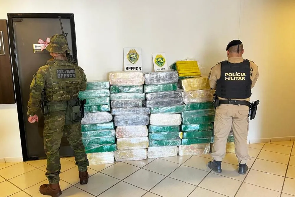 Caminhonete carregada com mais de 700 kg de maconha é abandonada após perseguição em Umuarama