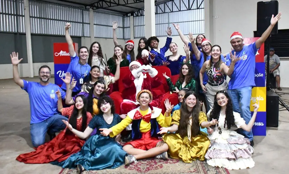 Papai Noel inicia roteiro pelos distritos de Umuarama e emociona crianças