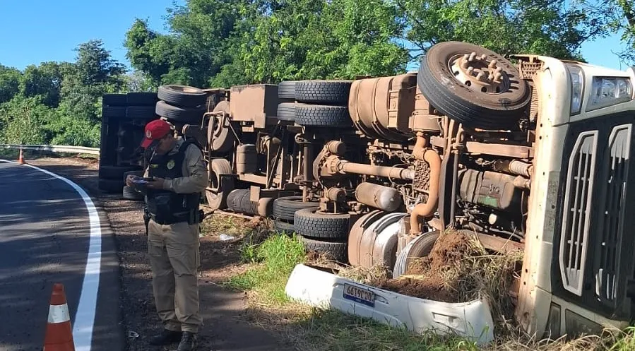Caminhão tomba na PR-182 em Diamante do Norte e deixa motorista ferido