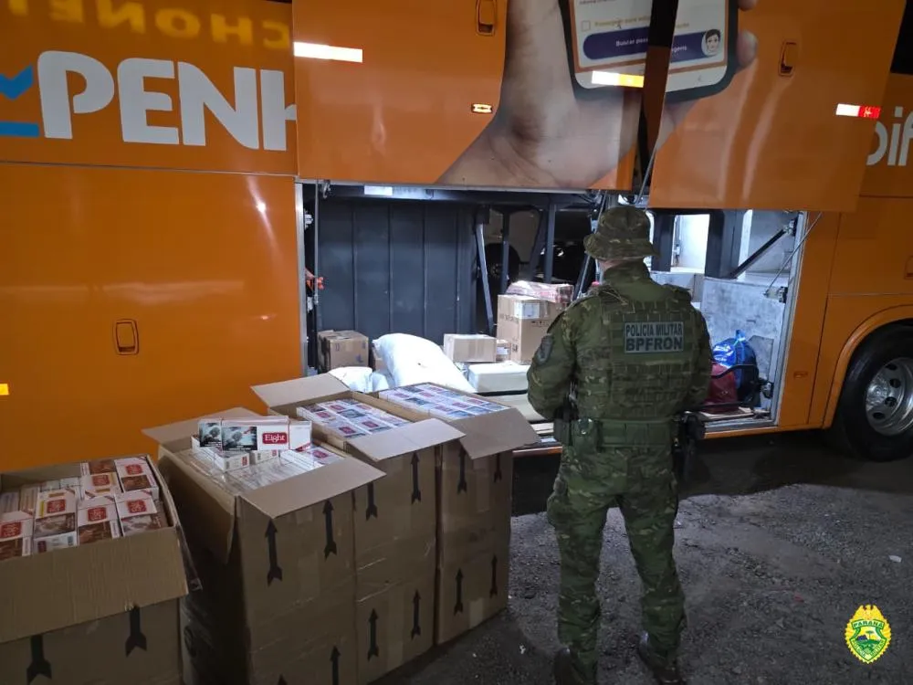 BPFron intercepta carga milionária de cigarros ilegais em ônibus na rodovia PR-323