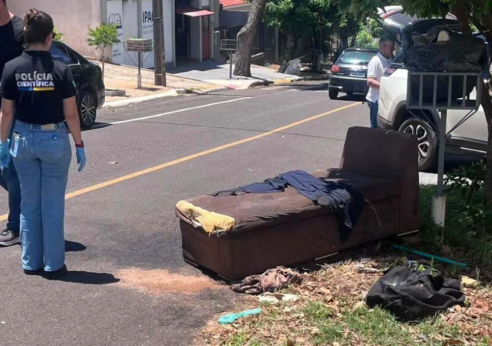Corpo escondido em sofá: investigação revela que convivência com cadáver terminou após mau cheiro em Umuarama