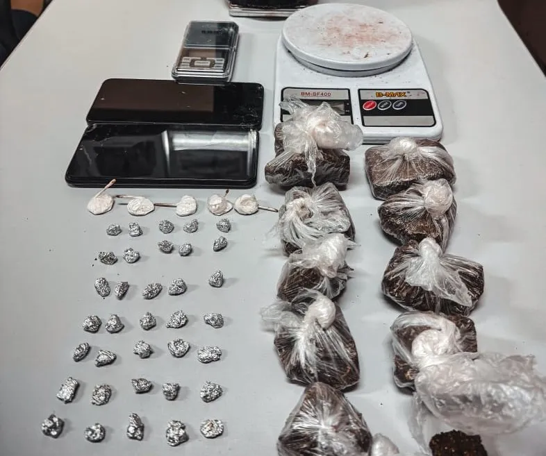 ROTAM prende traficante e apreende adolescente com drogas em Cruzeiro do Oeste