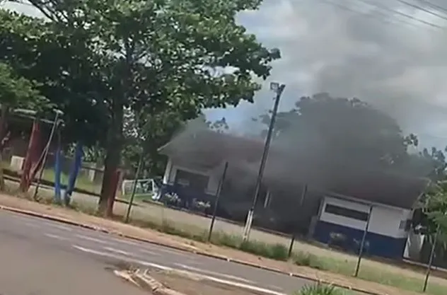 Incêndio atinge estrutura da pista de atletismo em Cruzeiro do Oeste