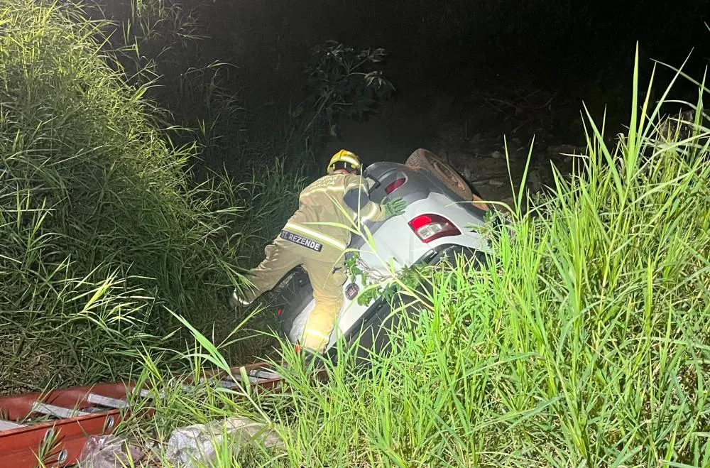 Carro capota, cai em ribanceira e deixa motorista preso às ferragens em Umuarama