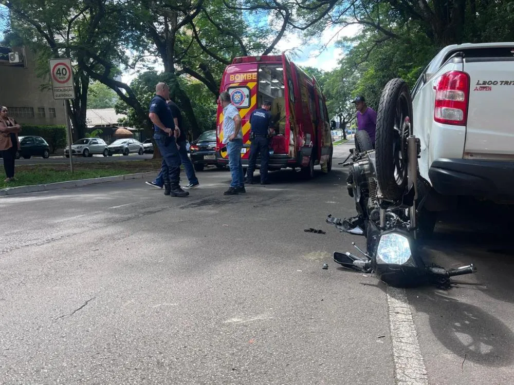 Moto capota ao colidir em Peugeot e ser jogada contra caminhonete estacionada no bosque Uirapuru