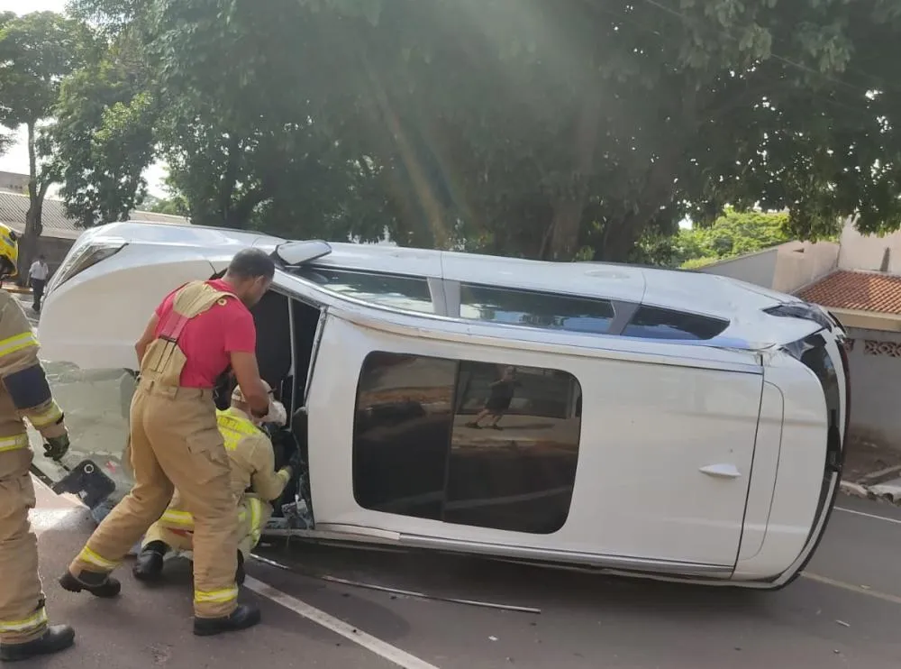 Capotamento após colisão mobiliza autoridades em cruzamento no centro de Umuarama
