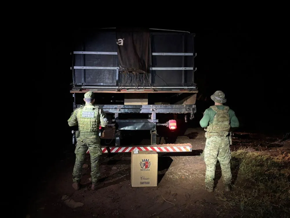 BPFRON e Polícia Federal interceptam caminhão com 5 mil pacotes de cigarros na fronteira em Guaíra