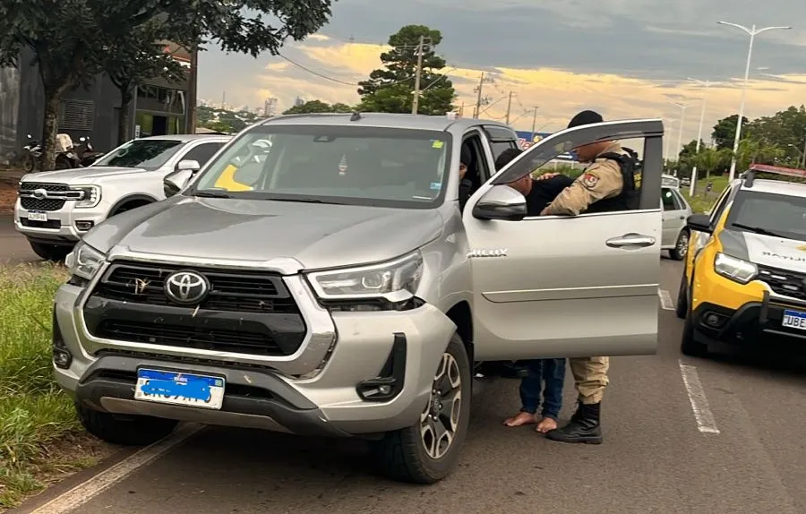 ACONTECENDO AGORA: Hilux furtada em Cianorte é recuperada em Umuarama. Dois ocupantes são presos