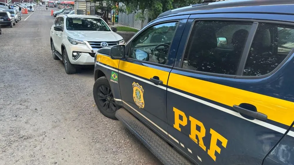 PRF recupera caminhonete furtada em Maringá e flagra placas falsas na BR-376
