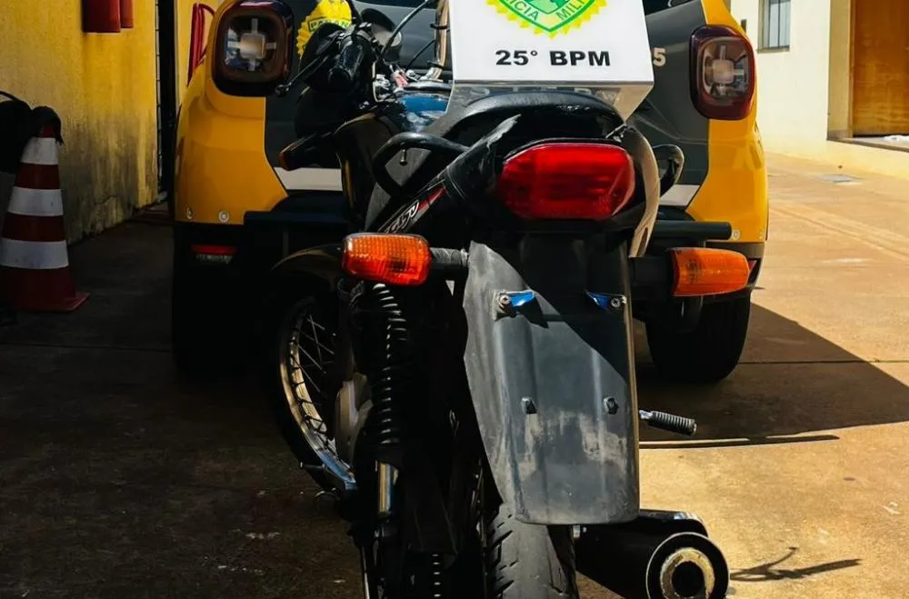 Jovem tenta fugir da PM, é abordado e tem moto apreendida em Umuarama