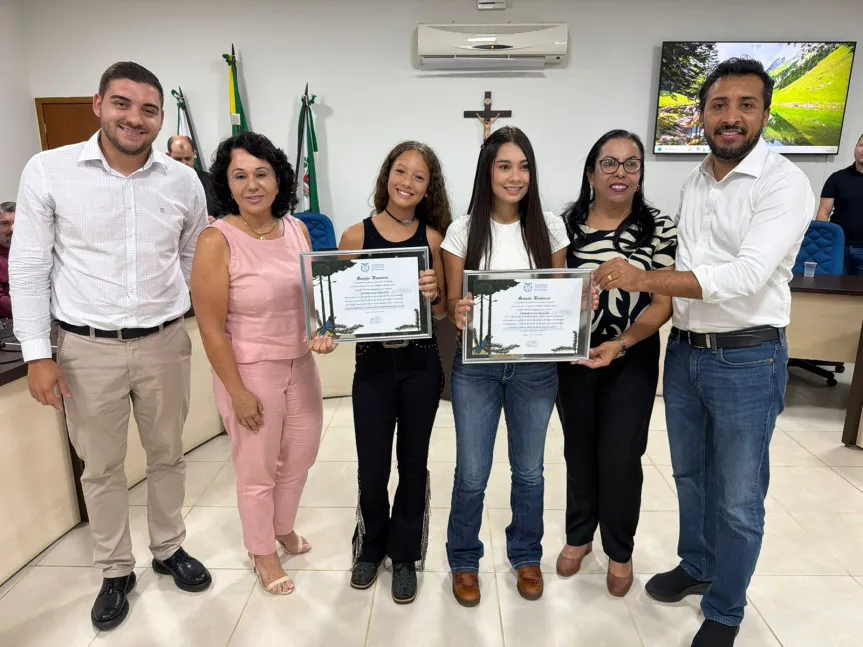 Deputado entrega Menção Honrosa a campeões da montaria em touros e da prova dos três tambores