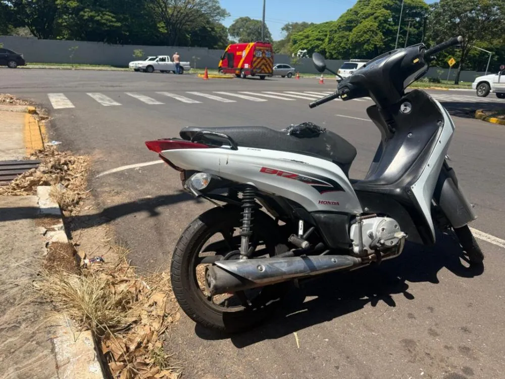 Batida entre carro e moto deixa mulher ferida em avenida movimentada