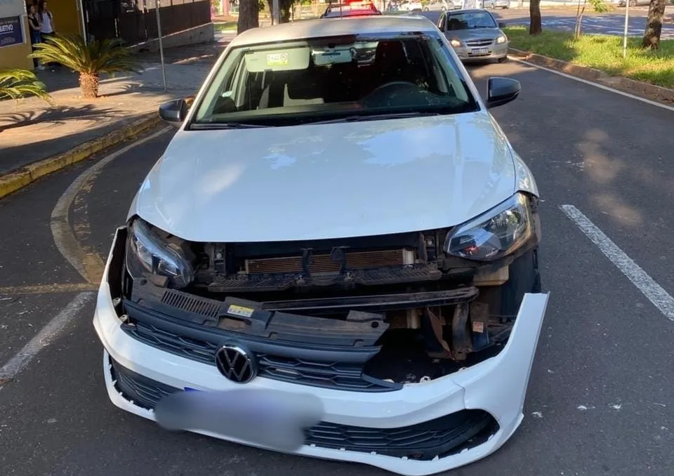 Colisão lateral deixa motociclista ferida na Avenida Getúlio Vargas, em Umuarama