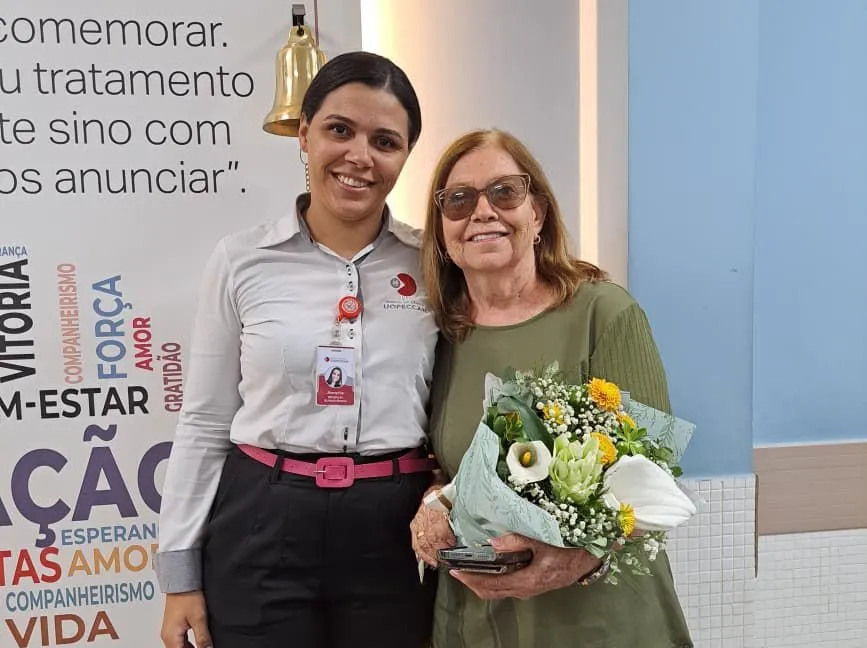 Poetisa de Icaraíma celebra cura do câncer após 10 anos e toca Sino da Cura no Uopeccan