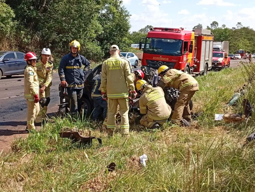 Acidente entre carro e carreta deixa dois mortos na PR-323, próximo ao trevo de Lovat