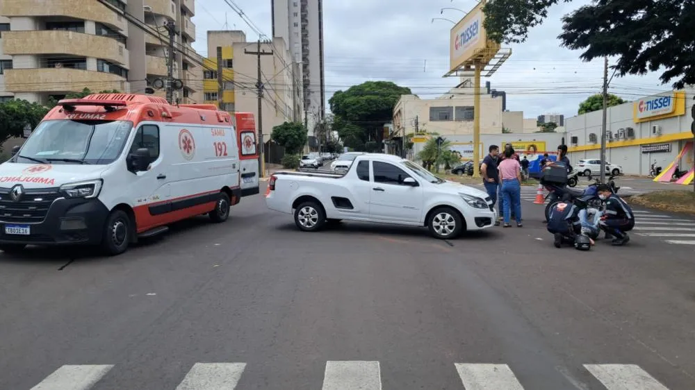 Colisão entre carro e motocicleta deixa motociclista ferido no centro de Umuarama