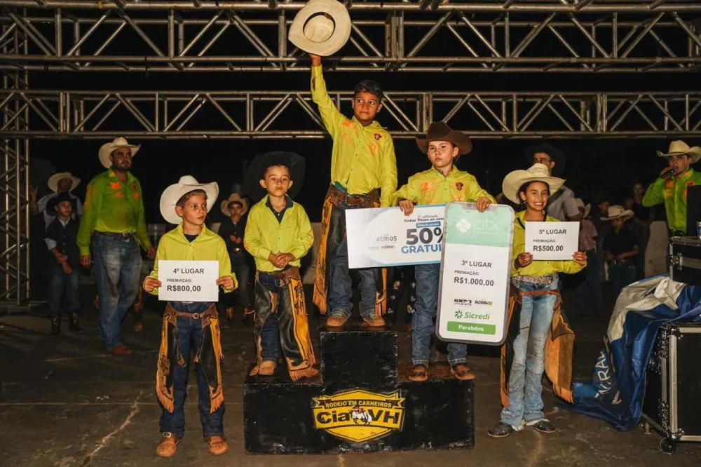 Com 90 montarias, Rodeio Mirim encanta famílias na Expo Umuarama