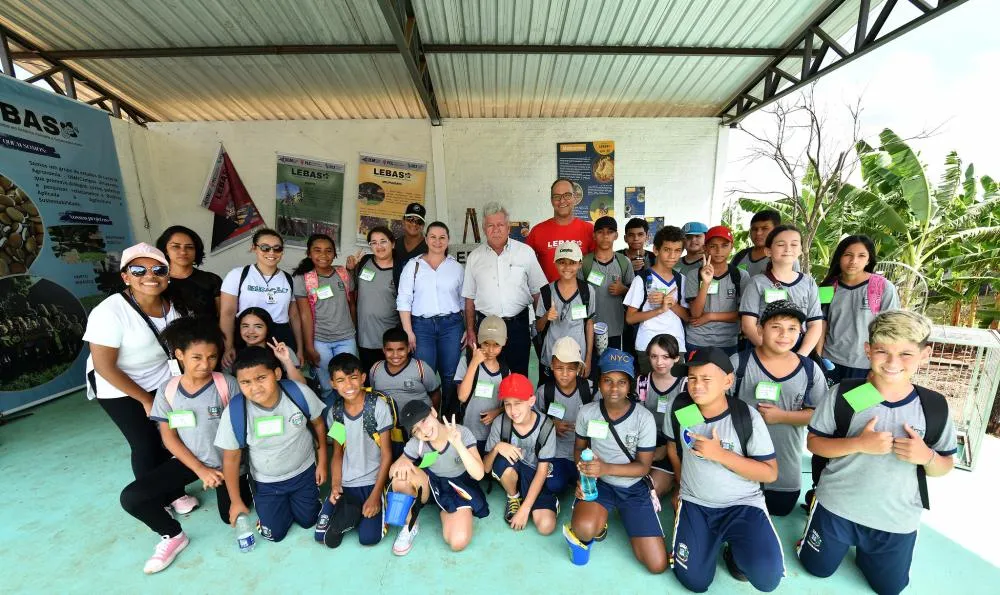 Alunos do 5º ano e também da EJA visitam atrações do parque de exposições em Umuarama