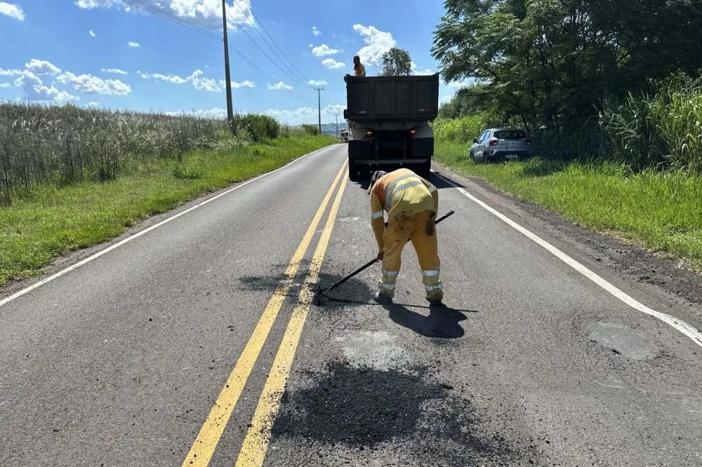 PR-485, entre Pérola e Cafezal do Sul, recebe conservação do pavimento