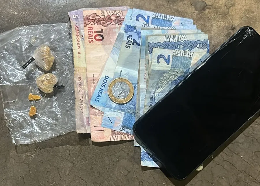 ROTAM prende suspeito de tráfico e flagra usuário com drogas em praça de Umuarama