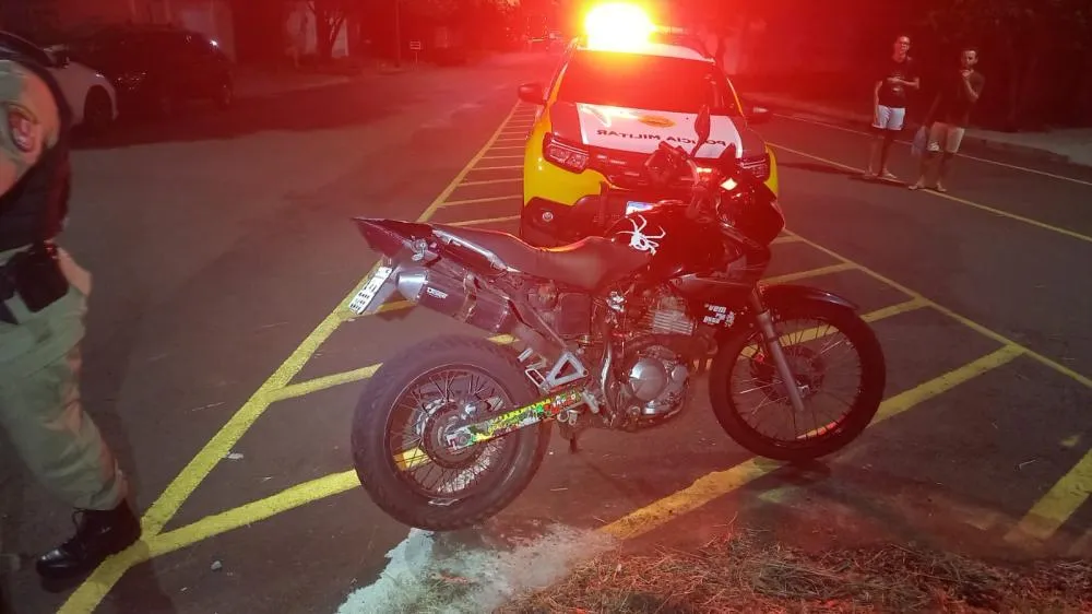 Jovem sofre fratura em acidente entre Prisma e motocicleta em Umuarama