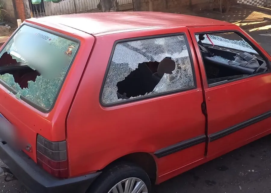 Discussão entre padrasto e enteado termina em agressões e danos a veículos em Umuarama