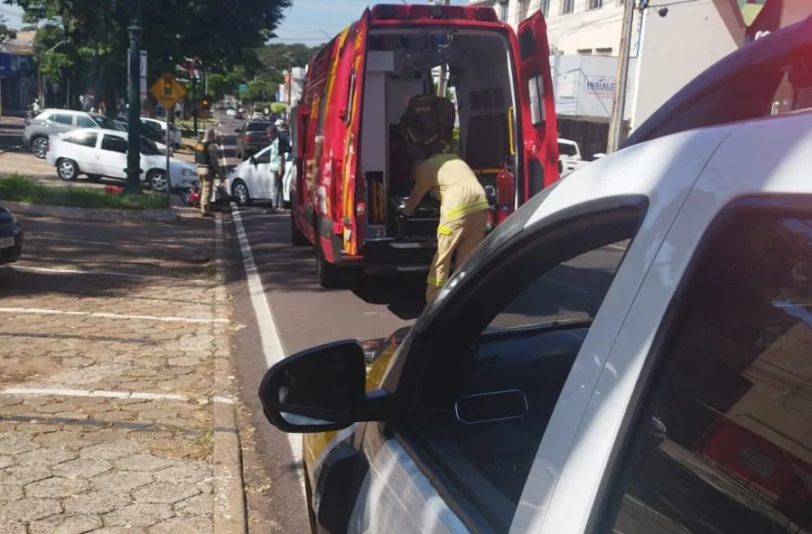 Colisão entre carro e moto deixa motociclista ferido em Umuarama