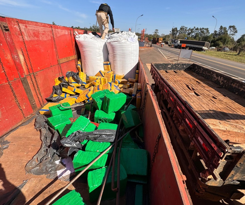 PRF apreende em Alto Paraíso caminhão que transportava 1,5 tonelada de maconha