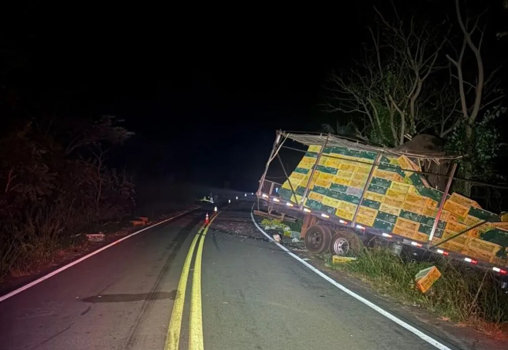 Batida entre caminhões deixa motoristas feridos na PR-482, em Maria Helena