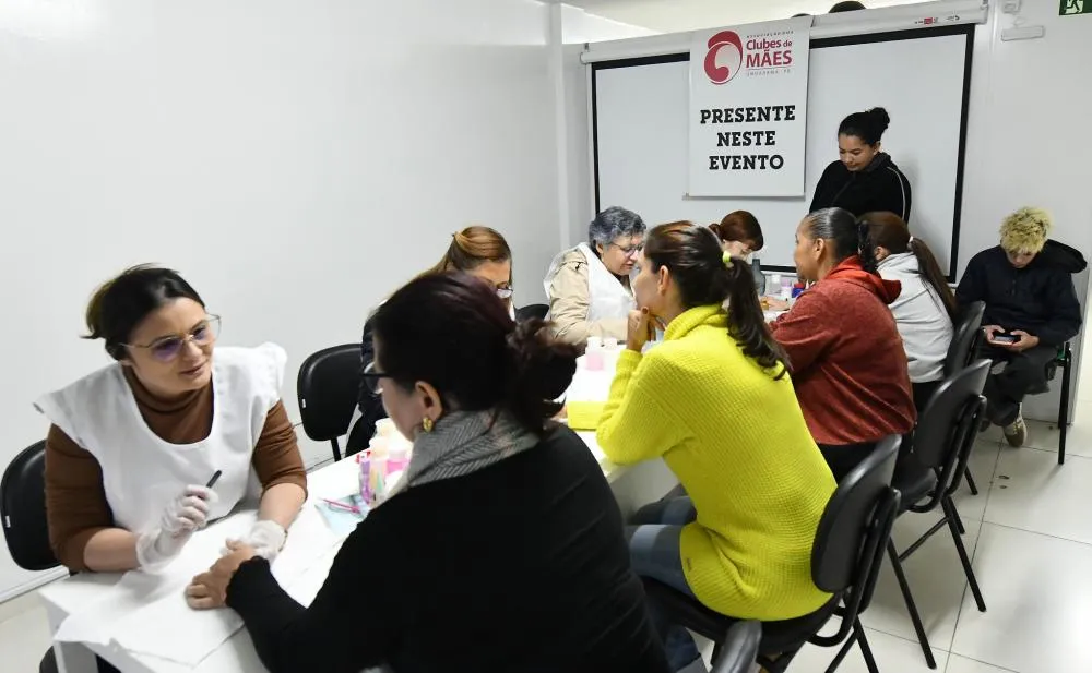 Ação especial celebra o Dia das Mães com atendimento de manicure