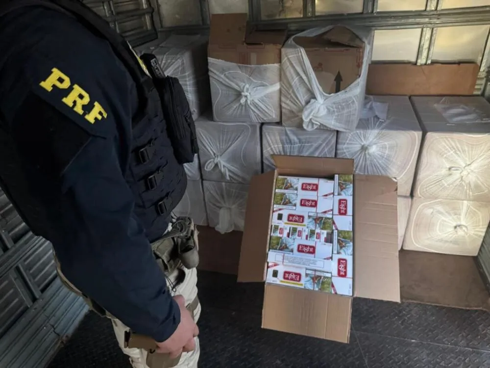 PRF apreende carga ilegal de cigarros durante abordagem na BR-487 em Alto Paraíso
