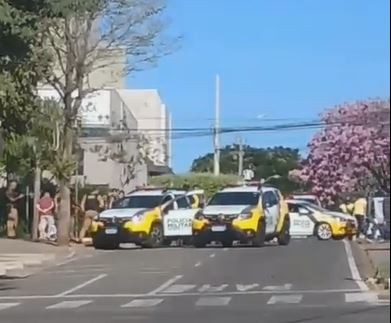 Armado com faca, homem é detido ao avançar PMs no centro de Umuarama
